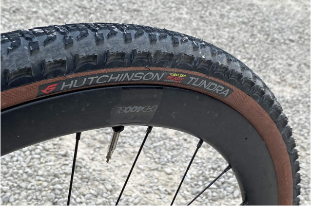**HUTCHINSON TUNDRA TUBELESS READY TYRE 700 x 45 TAN WALL